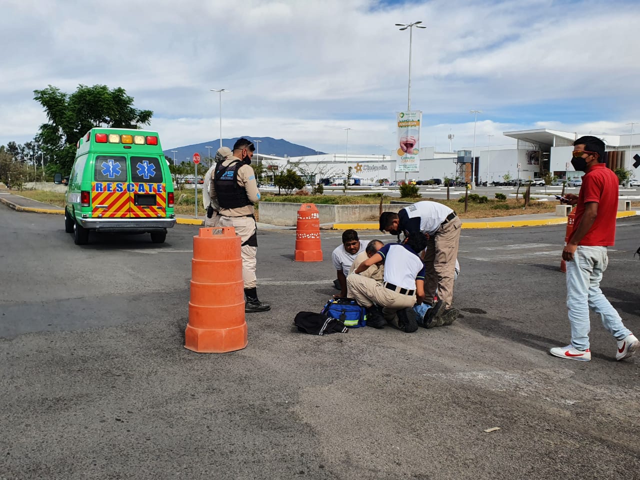 Dos sujetos que viajaban en motocicleta resultaron heridos al ser atropellados