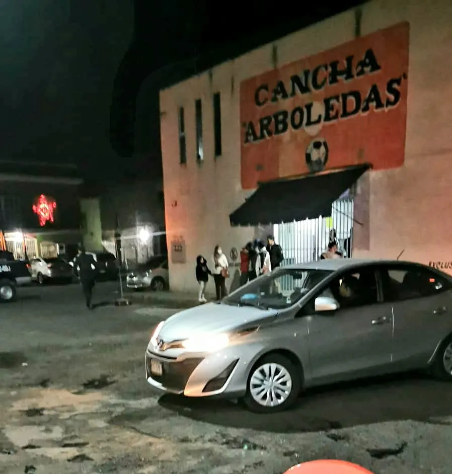 Ejecutan a balazos a joven en una cancha de fútbol