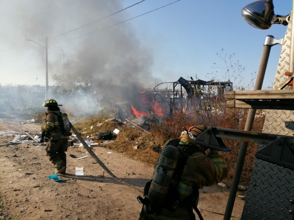 Explota vivienda donde almacenaban pirotecnia