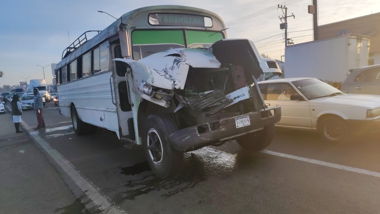 Guajolotero choca por alcance en la salida a Salamanca