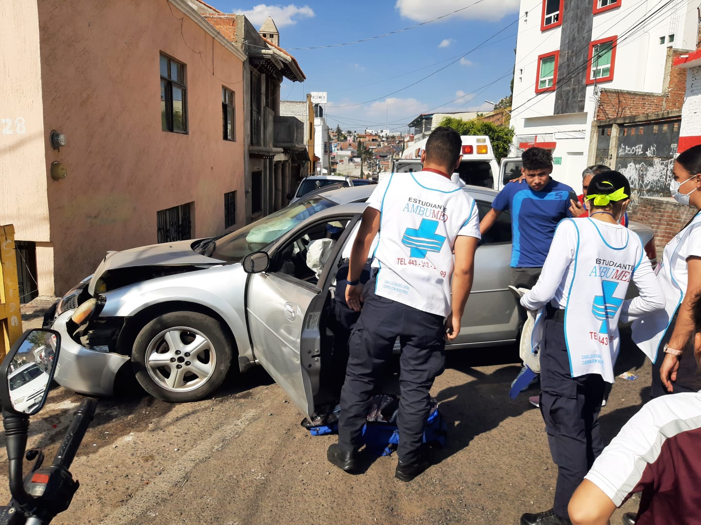 Hombre choca en su carro y sufre un posible infarto