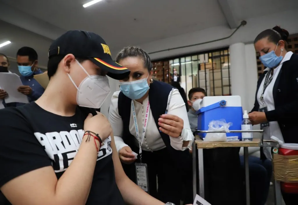 Inicia vacunación para adolescentes de 15 a 17 años en Michoacán