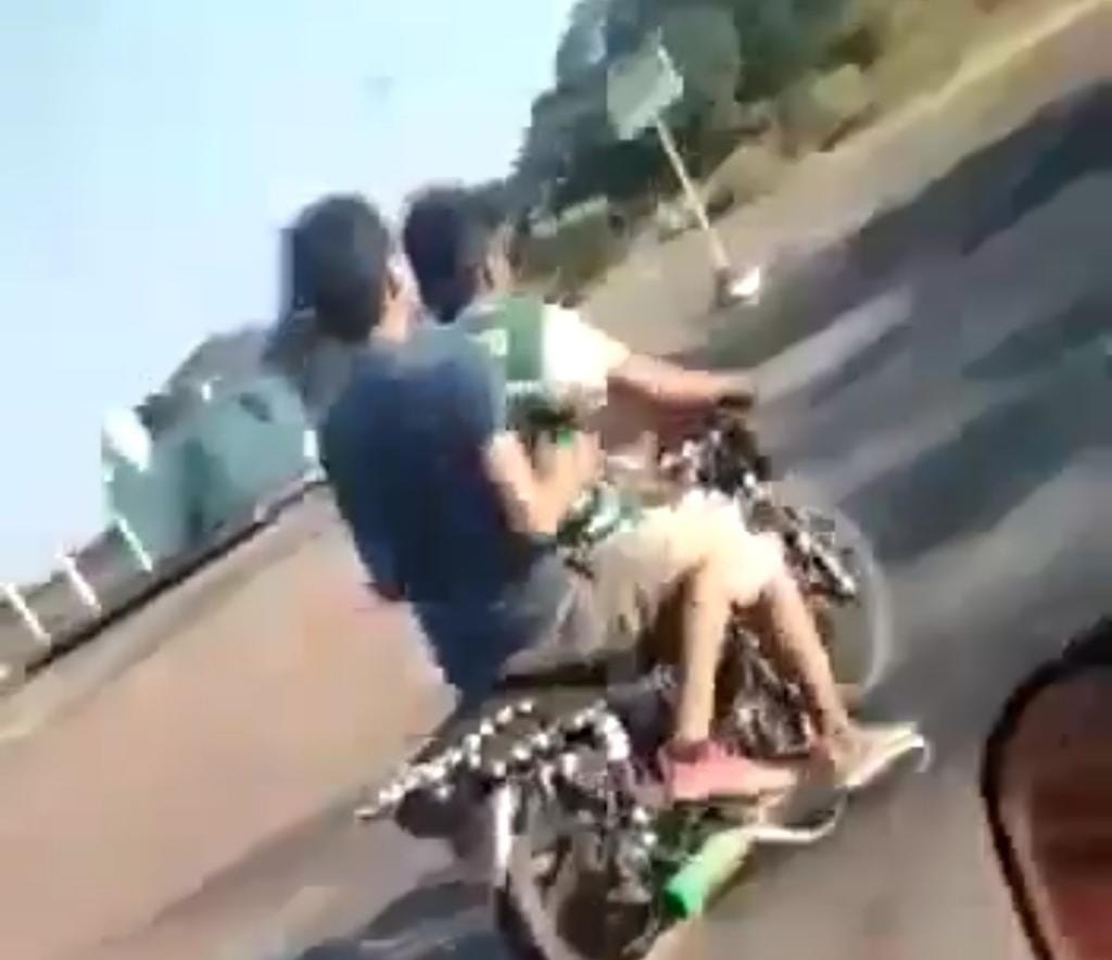 Jóvenes motociclistas chocan contra camioneta, uno falleció