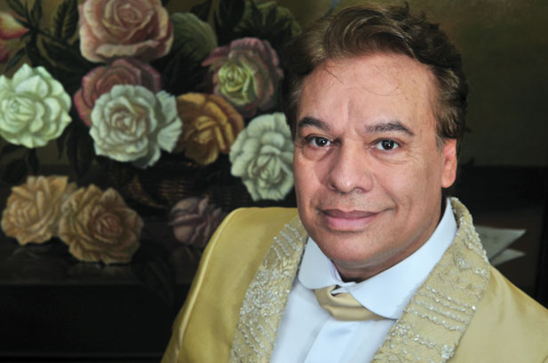 Juan Gabriel a punto de morir por besar en la boca a Pablo Escobar