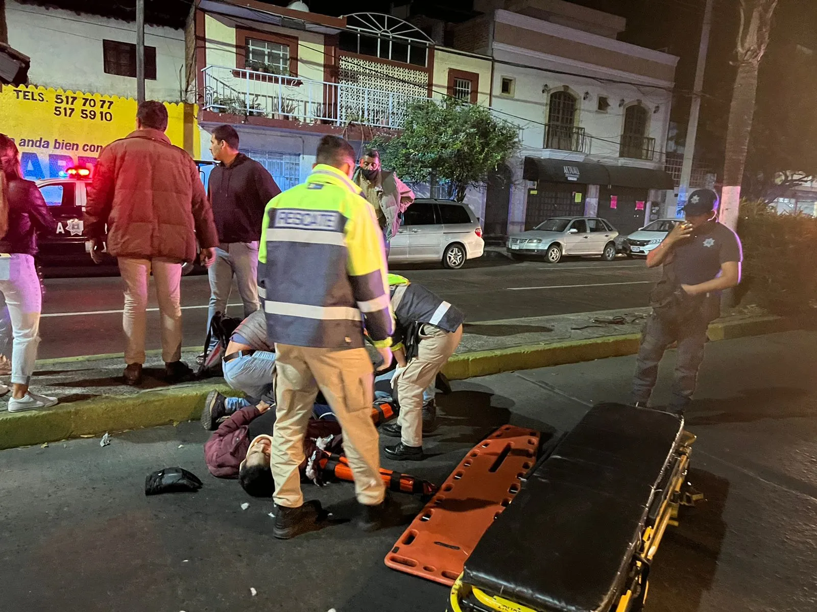 Motociclista queda herido al chocar contra un carro