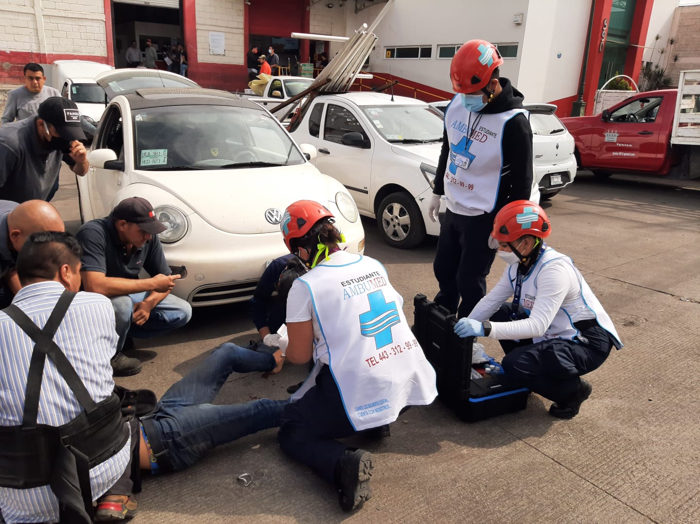 Motociclista resulta lesionado al chocar contra un carro