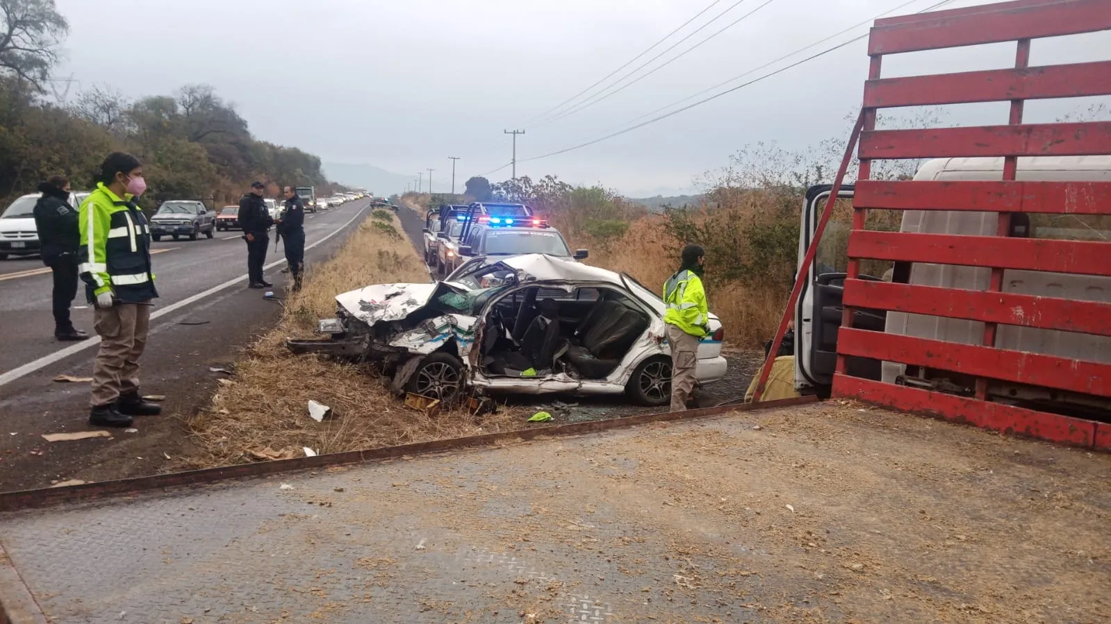 Muere chofer de taxi al estrellarse en la carretera a Zamora