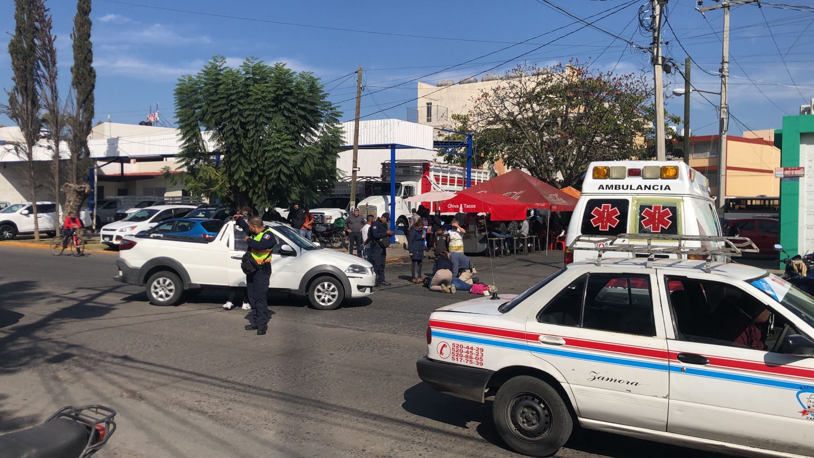 Mujer resulta lesionada al chocar su moto contra una camioneta