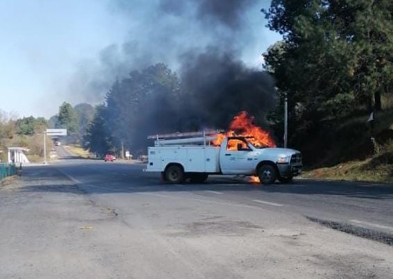 Normalistas secuestran y queman camión en San Juan Tumbio