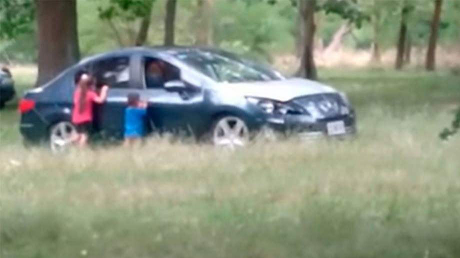 Pareja que bajó a sus hijos del auto