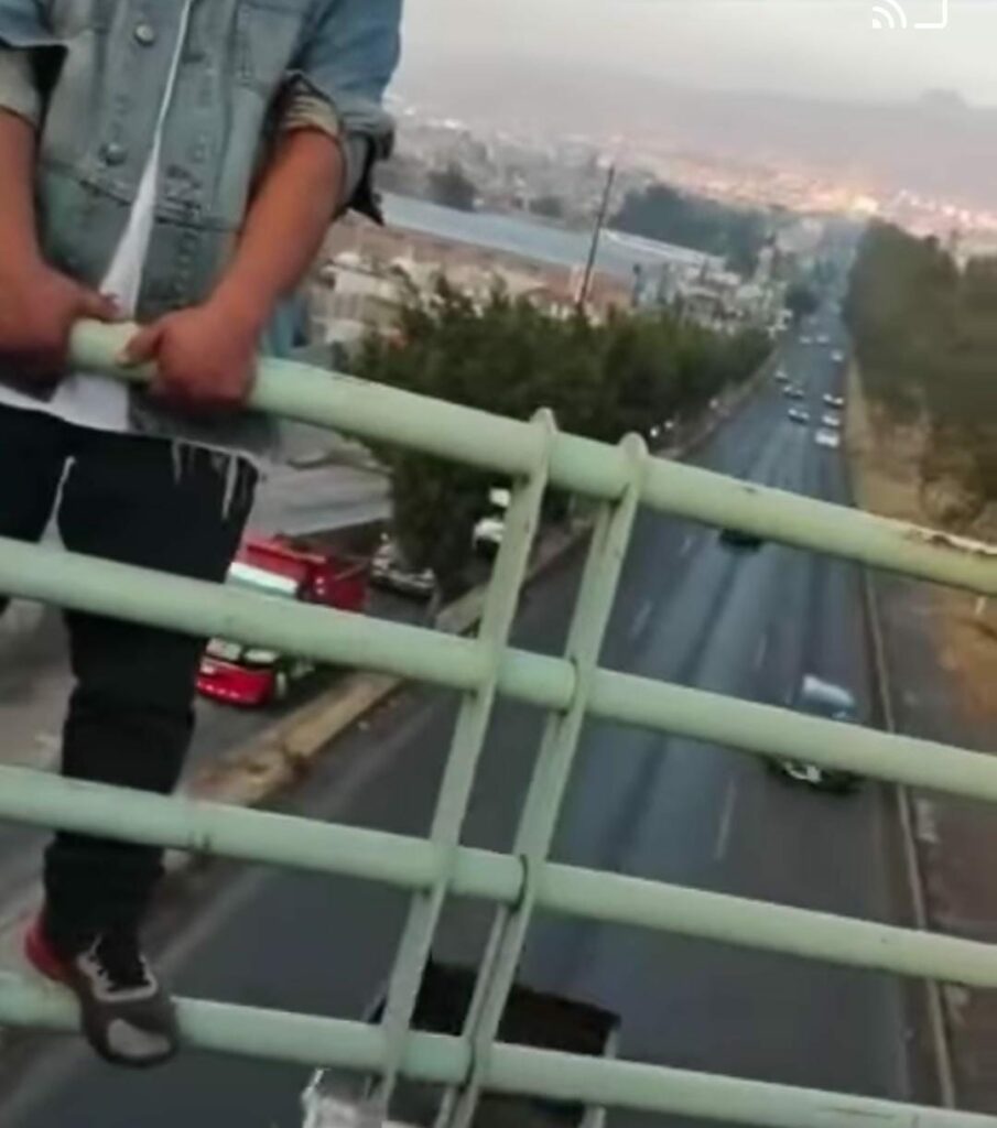 Policías de Morelia rescatan a sujeto que pretendía lanzarse de un puente