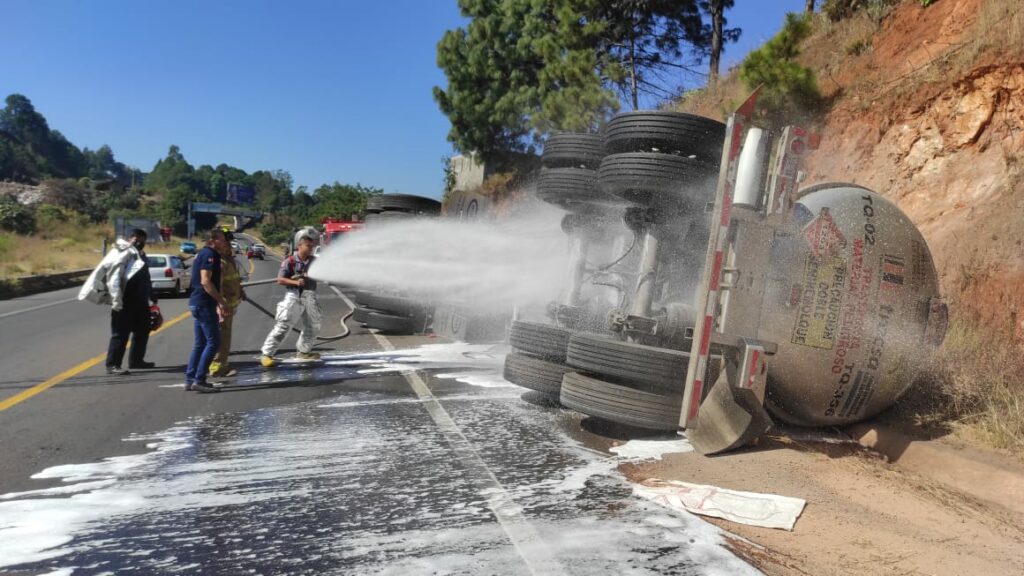 Remolque con gasolina de una pipa vuelca en la autopista Siglo XXI