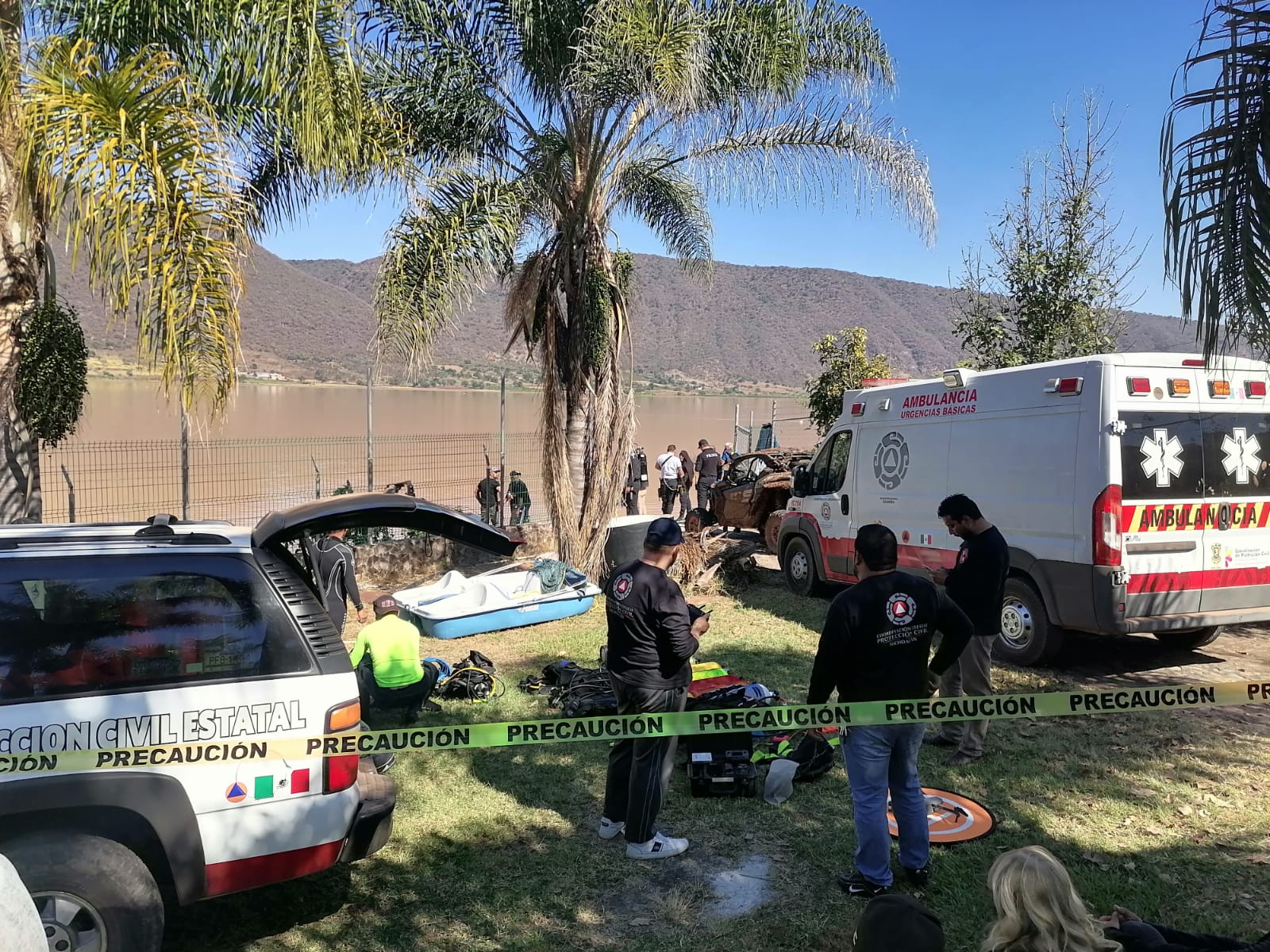 Rescatan buzos de PC estatal cuerpo de un joven ahogado en una presa