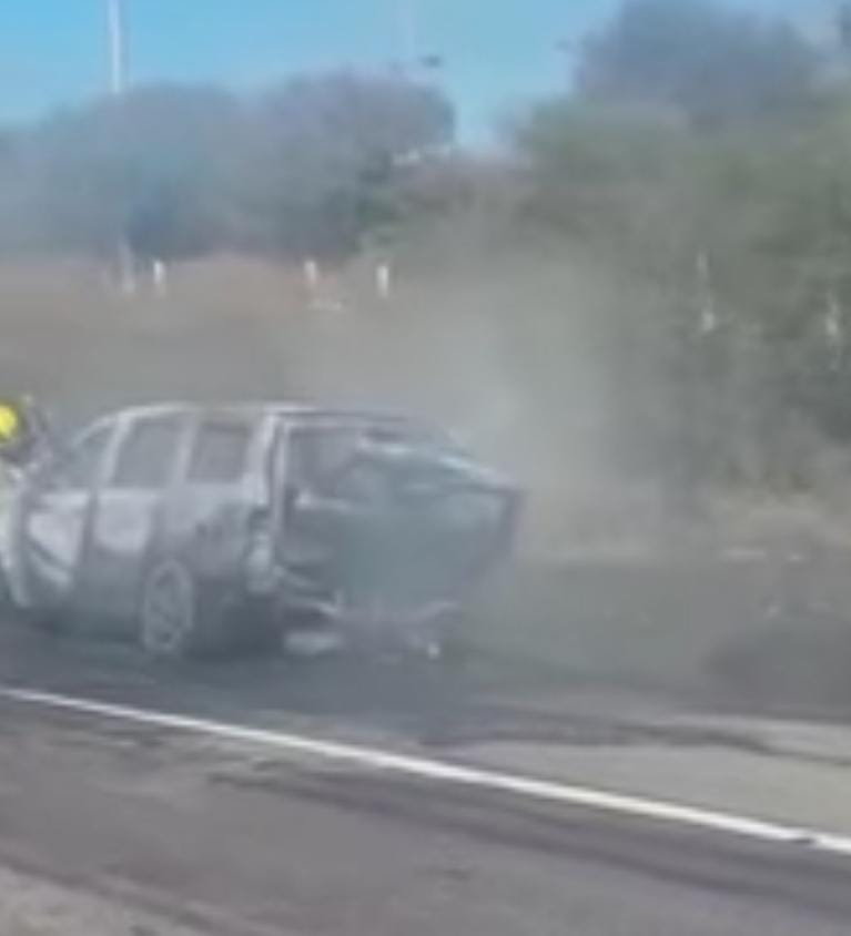 Se incendia camioneta en la carretera Morelia - Cuitzeo