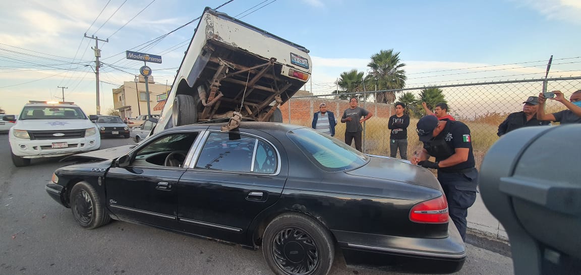 Sujeto impacta su carro contra tres unidades estacionadas