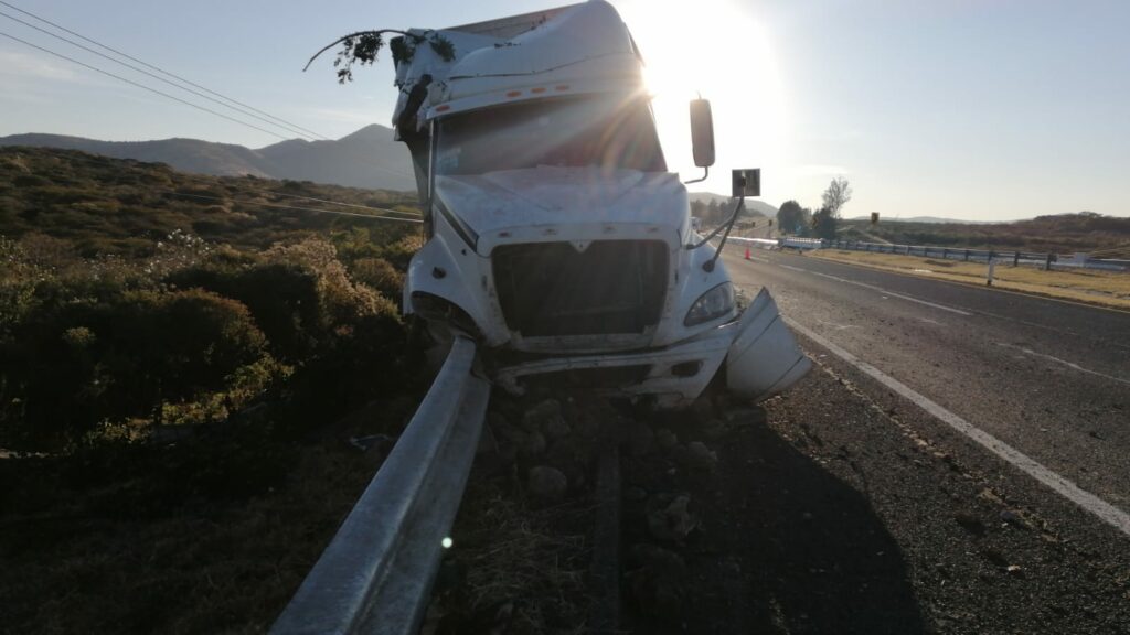 Trailero se queda dormido y se accidenta en la Autopista de Occidente