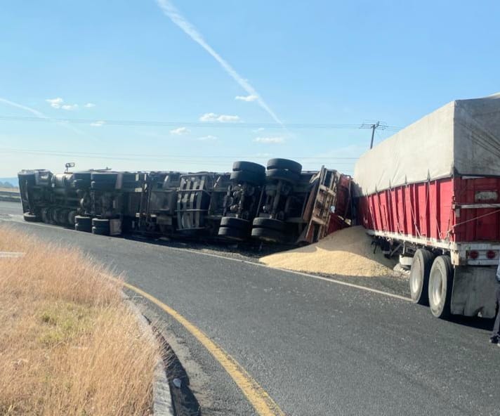 Vuelca tráiler cargado con varias toneladas de maíz