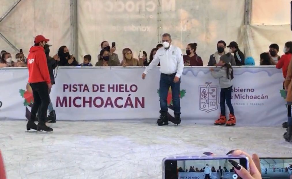 ¡Se puso los patines! Bedolla inaugura pista de hielo en Morelia
