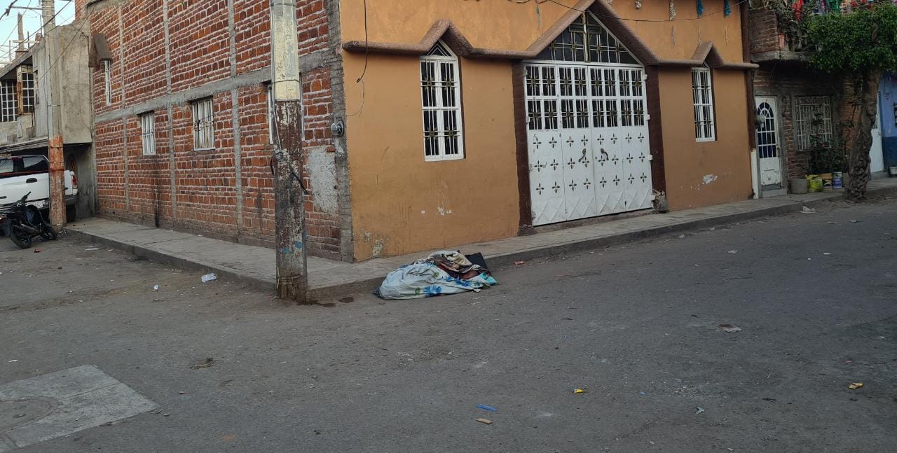 Abandonan cadáver envuelto en cobijas, en Zamora