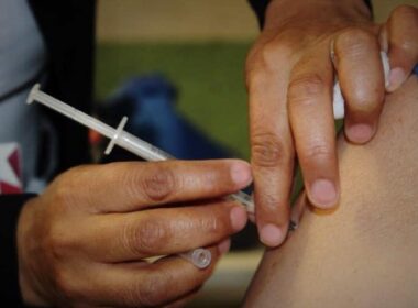 Anuncian fecha para vacuna anticovid de refuerzo para docentes