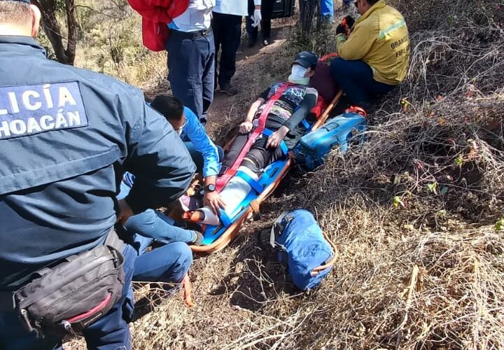 Bomberos rescatan a mujer que cayó a un barranco en Morelia