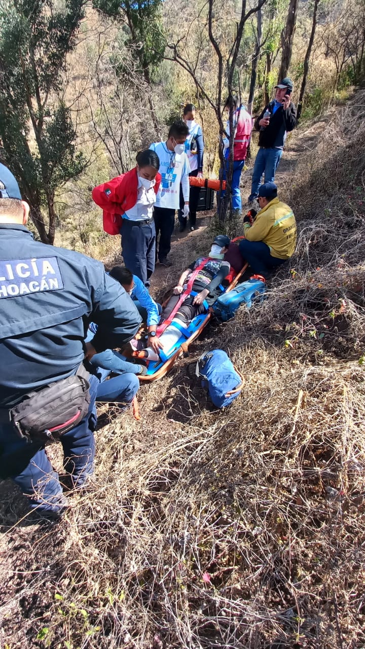 Bomberos rescatan a mujer que cayó a un barranco en Morelia