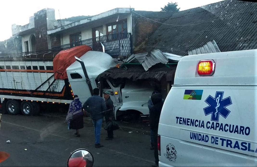 Camión con una falla mecánica se estrella contra una casa en Capacuaro