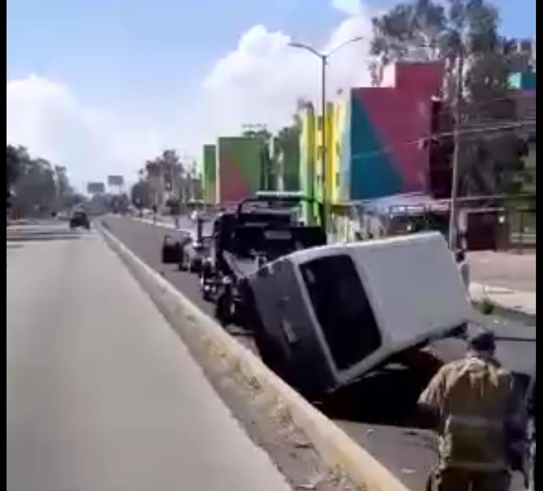 Camioneta vuelca libramiento