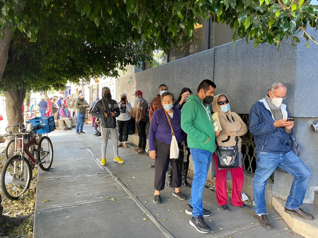 Contribuyentes esperan hasta 5 horas para pagar reemplacamiento