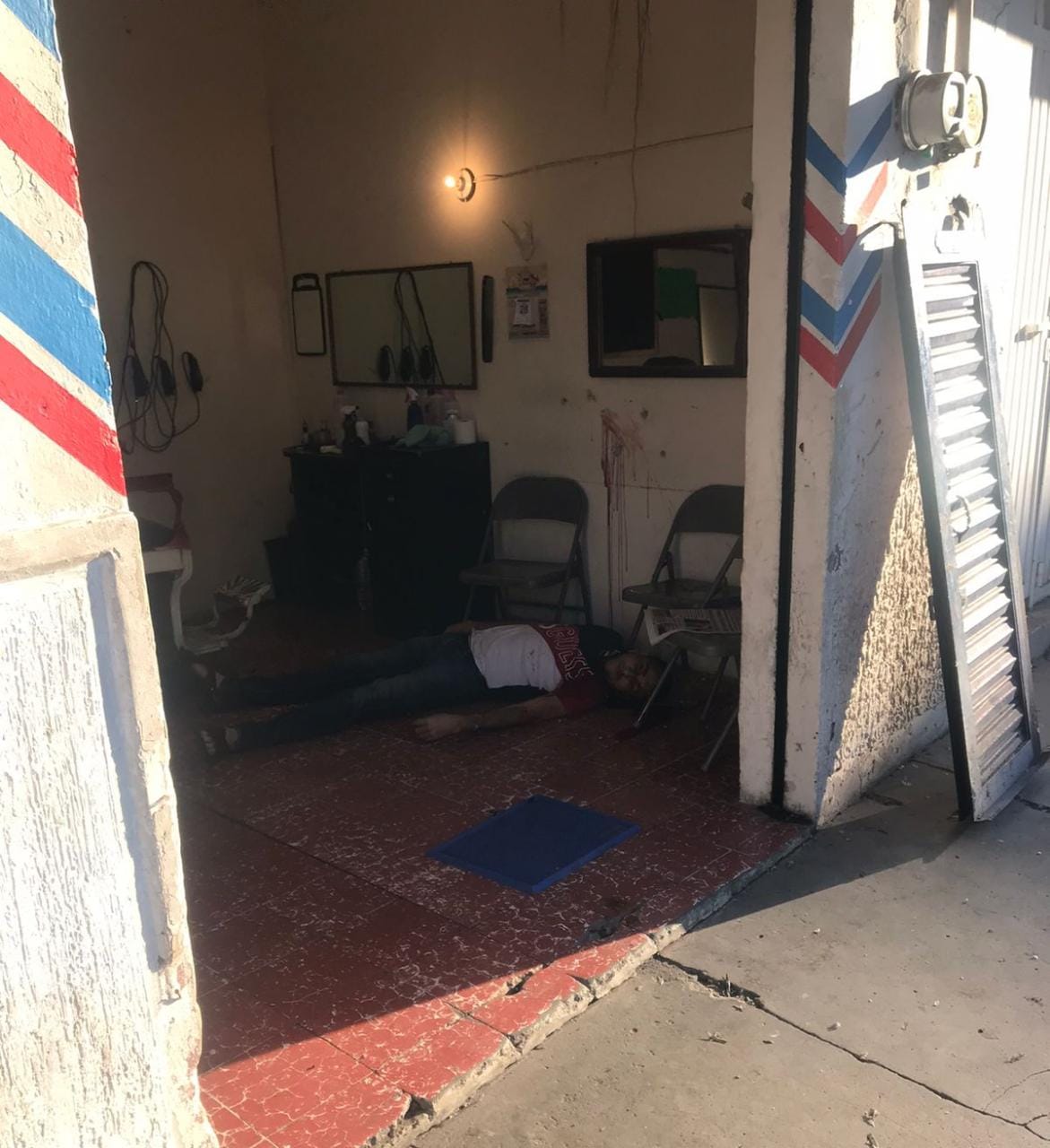 Ejecutan a balazos a un sujeto dentro de una peluquería en Apatzingán