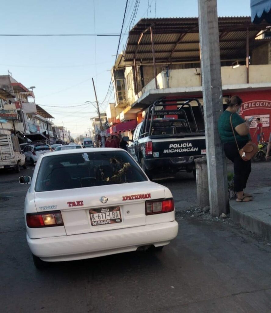 Ejecutan a balazos a un sujeto dentro de una peluquería en Apatzingán