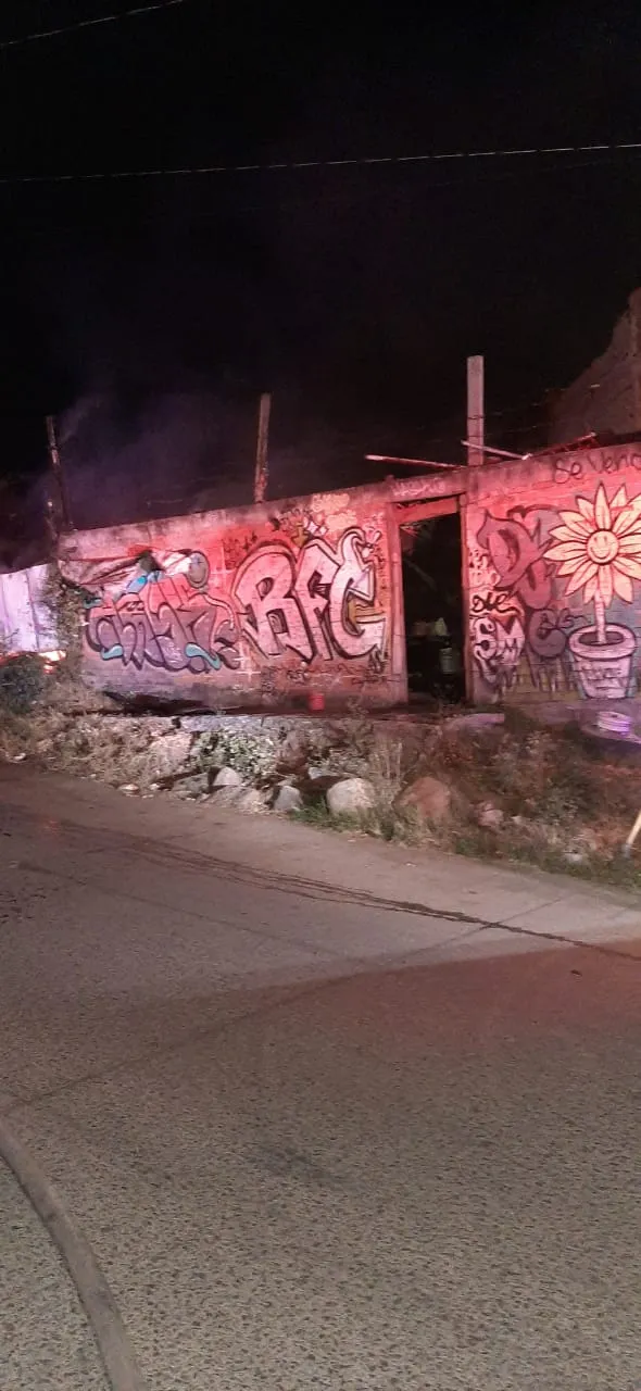 Esta madrugada una choza de madera se incendio en la colonia La Esperanza
