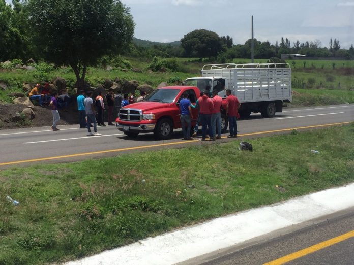 Exigen Tiris libertad para botear en carretera