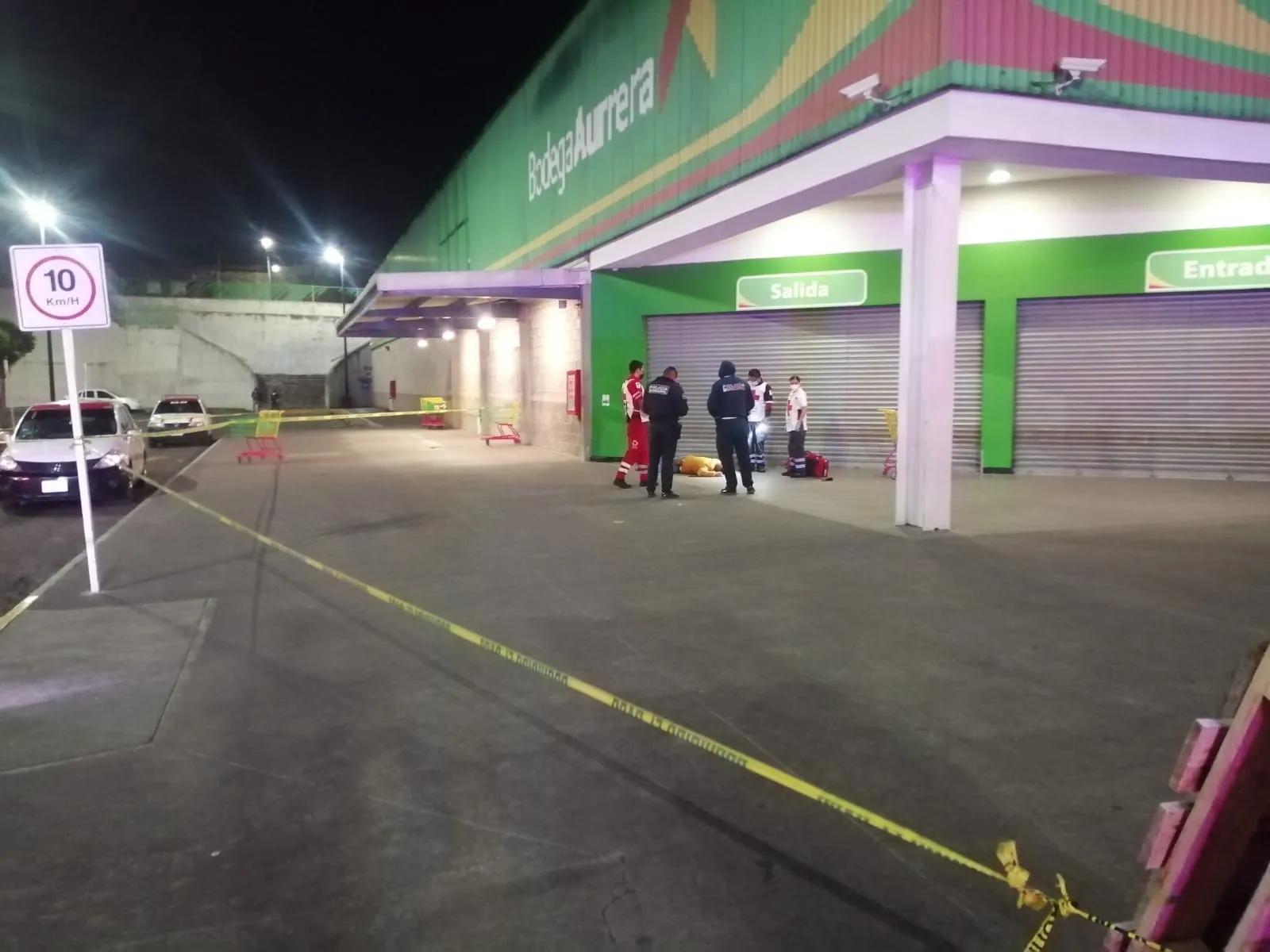 Hombre es ejecutado fuera de un supermercado en Morelia2