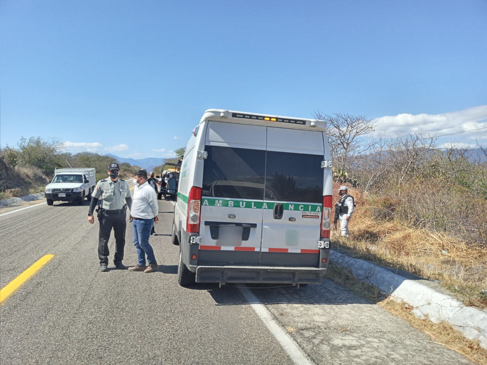 INM detiene supuesto vehículo del IMSS en el que viajaban migrantes