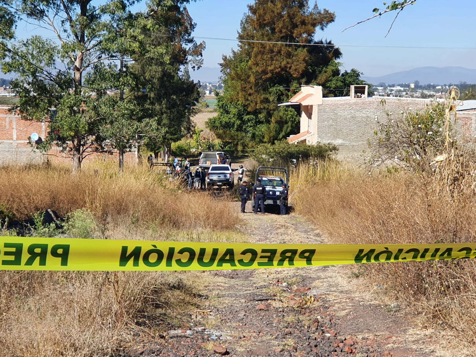 Localizan cuerpo desmembrado con mensajes escritos en cartulinas