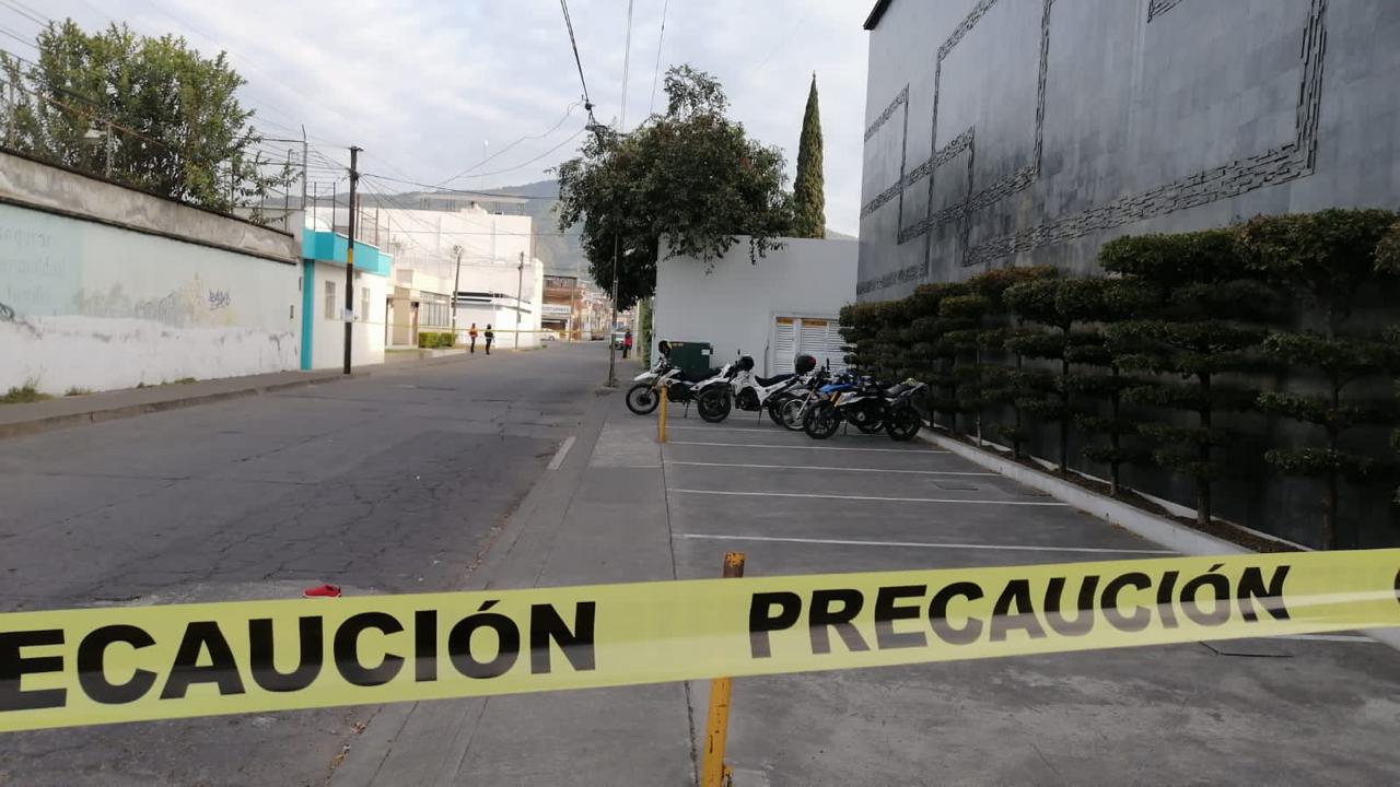 Matan a golpes a una mujer en el estacionamiento de una escuela