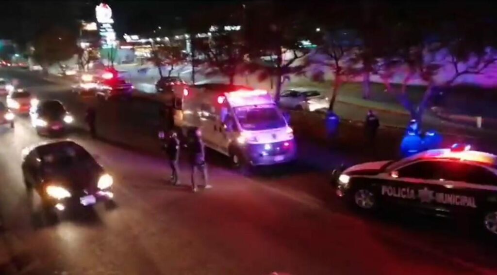 Mujer sobrevive después de lanzarse de un puente peatonal