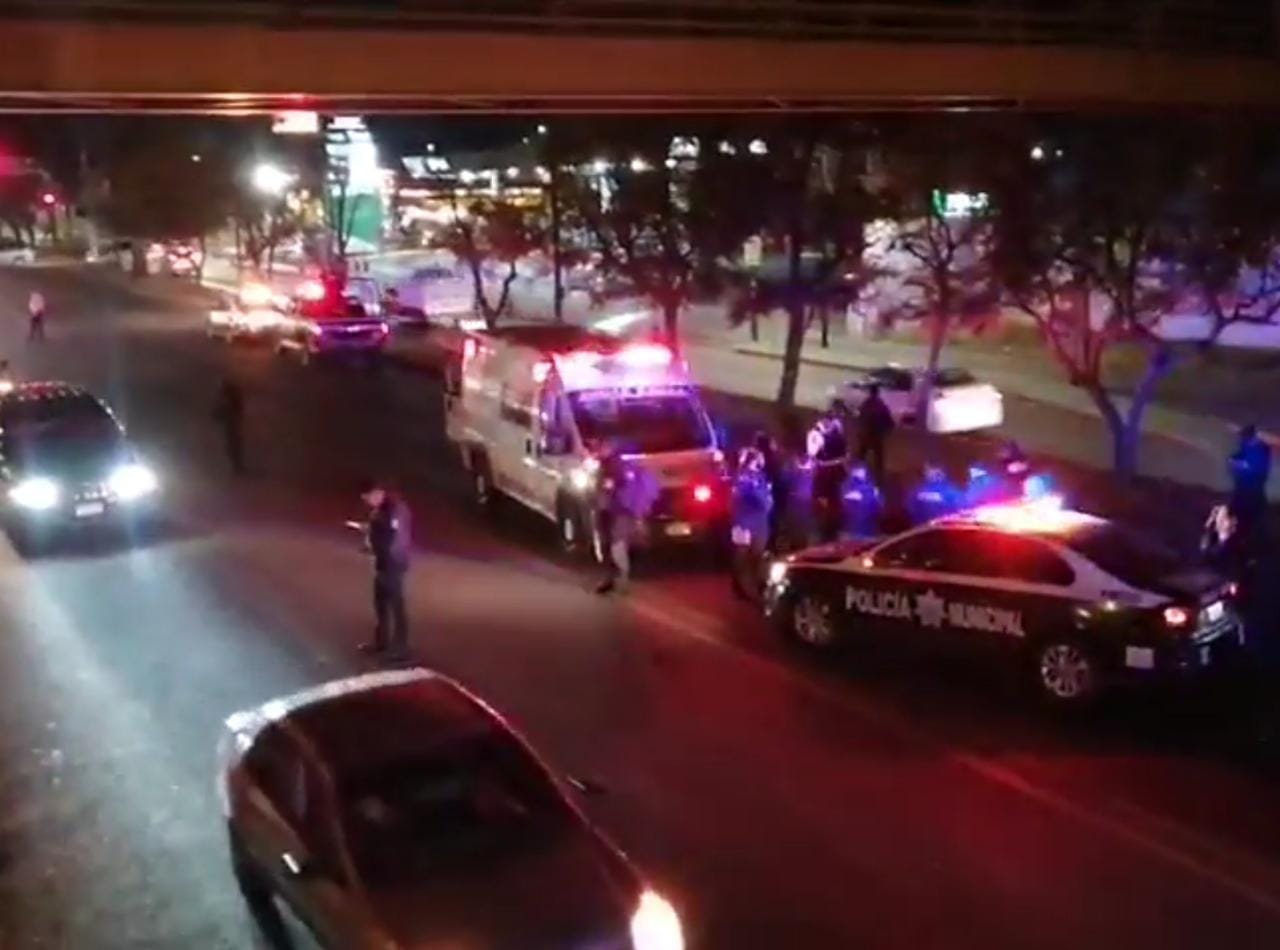 Mujer sobrevive después de lanzarse de un puente peatonal