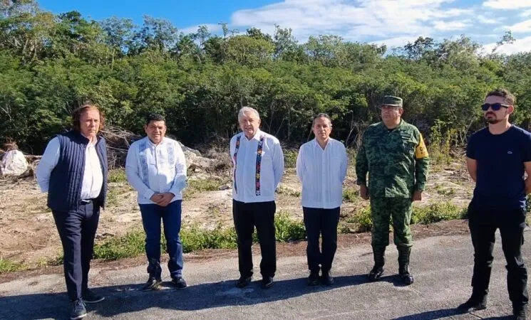 Promete AMLO protección de flora y fauna en obra de Tren Maya