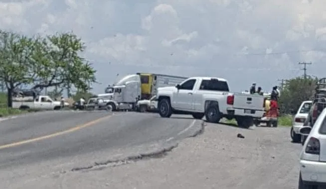Reportan bloqueo carretero en Uruapan