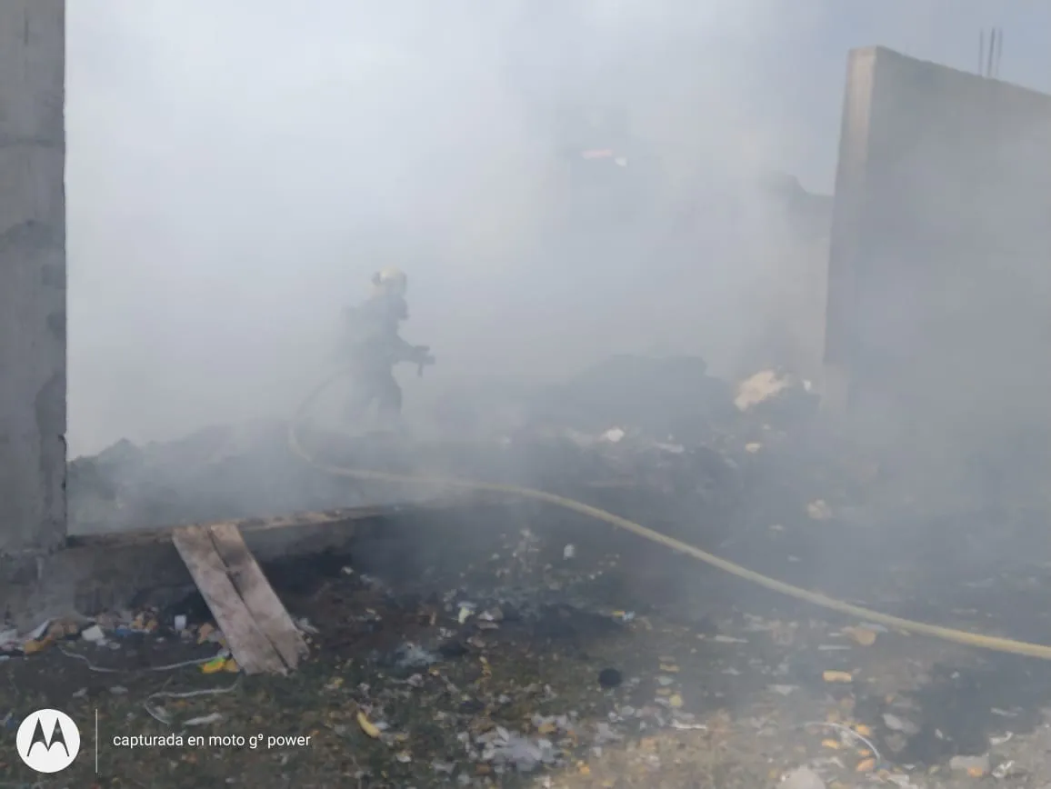 Reportan incendio de recicladora en San Juanito Itzícuaro