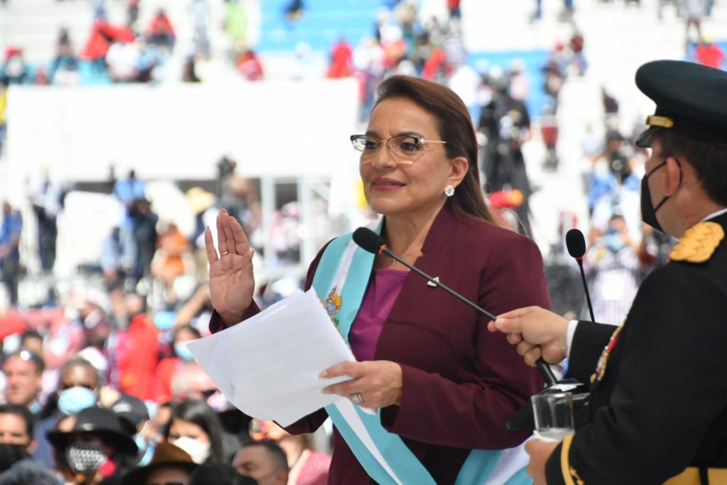 Rinde protesta la primera presidenta en la historia de Honduras