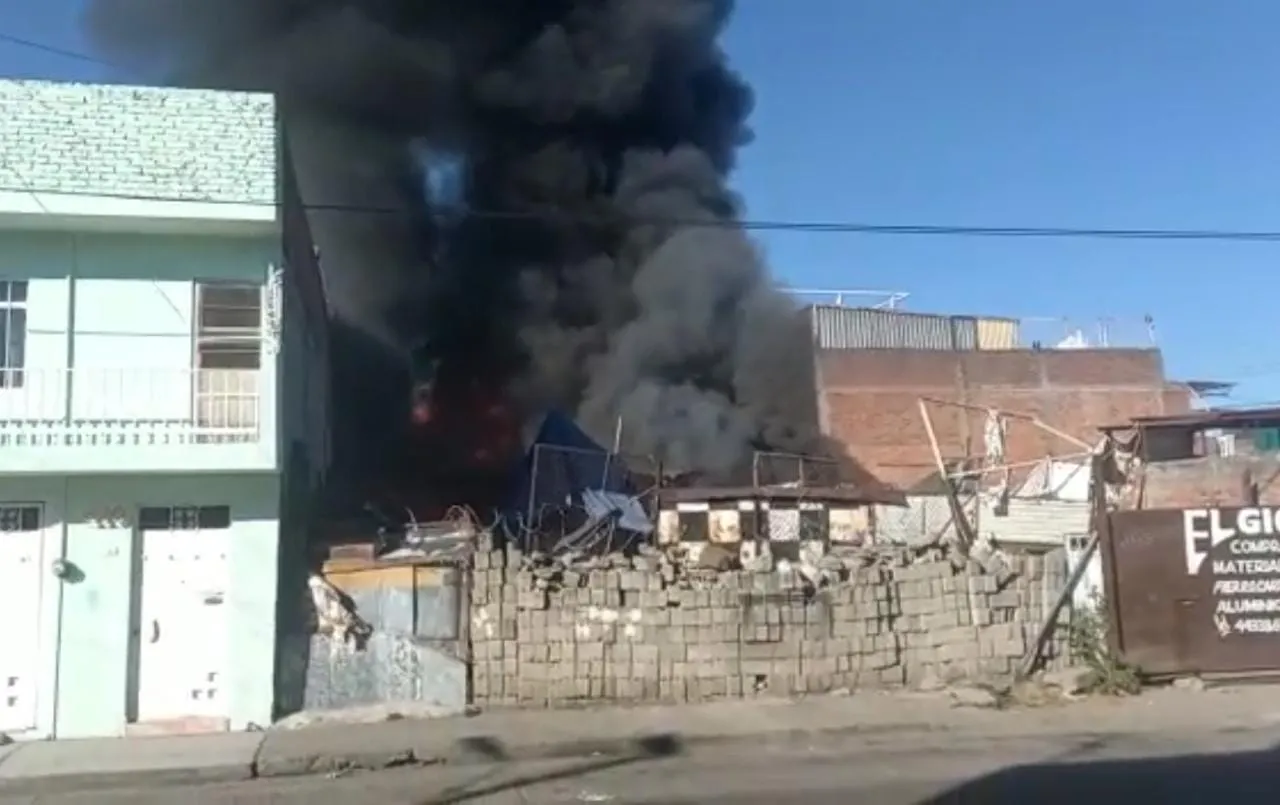 Se incendia almacén de reciclaje