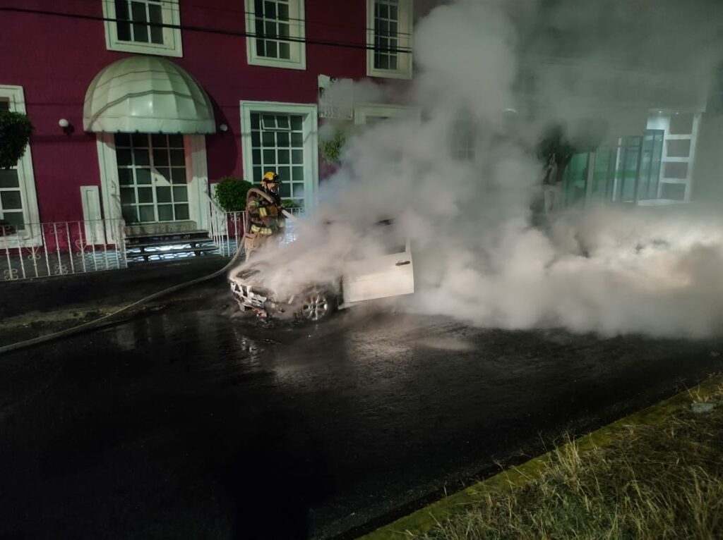 Se incendia vehículo sobre avenida Camelinas