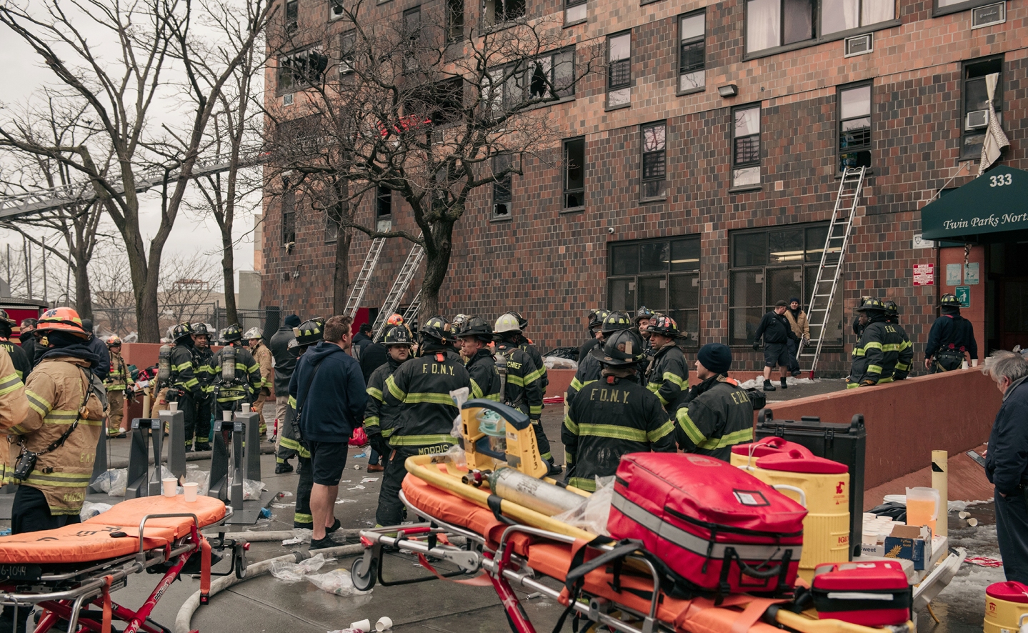 Suman al menos 19 muertos tras incendio en Nueva York