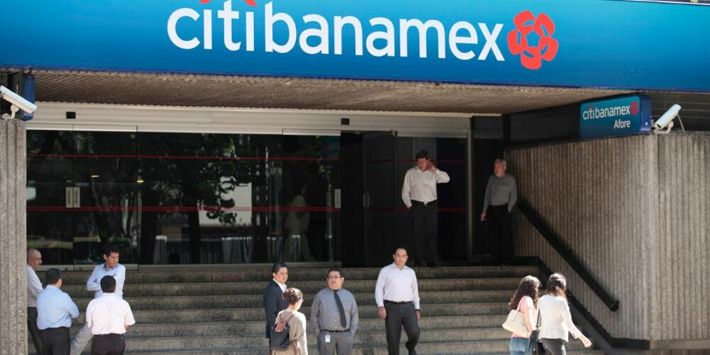 Titular de IUF propone que Estado y empresarios compren Banamex