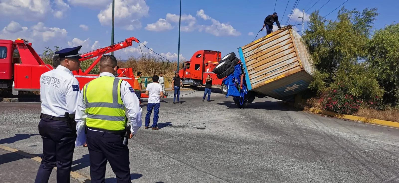 Vuelca camión de carga en avenida Oscar Chávez de Morelia