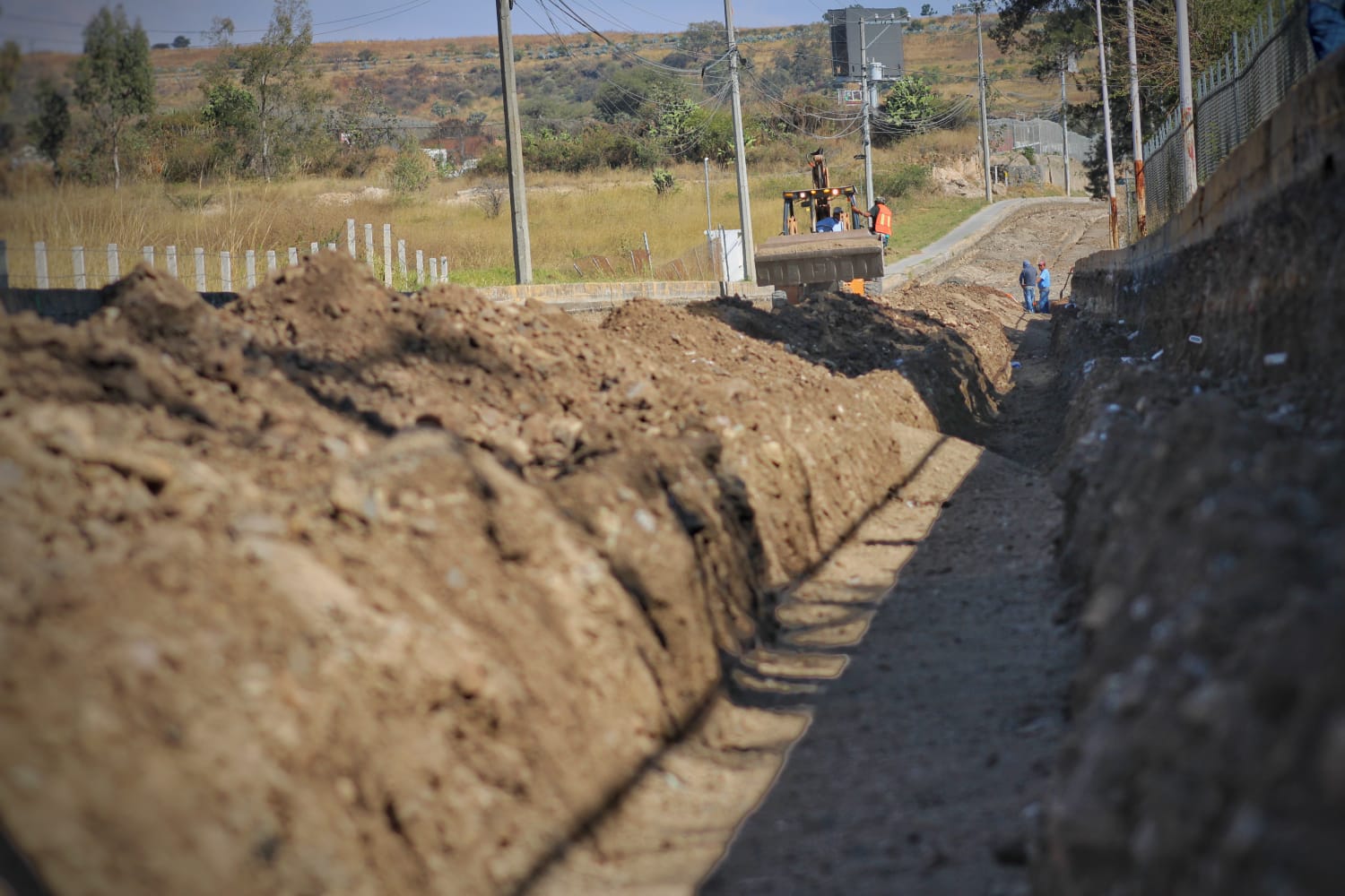 concreto y alumbrado en la Av. Erandeni de Tarímbaro