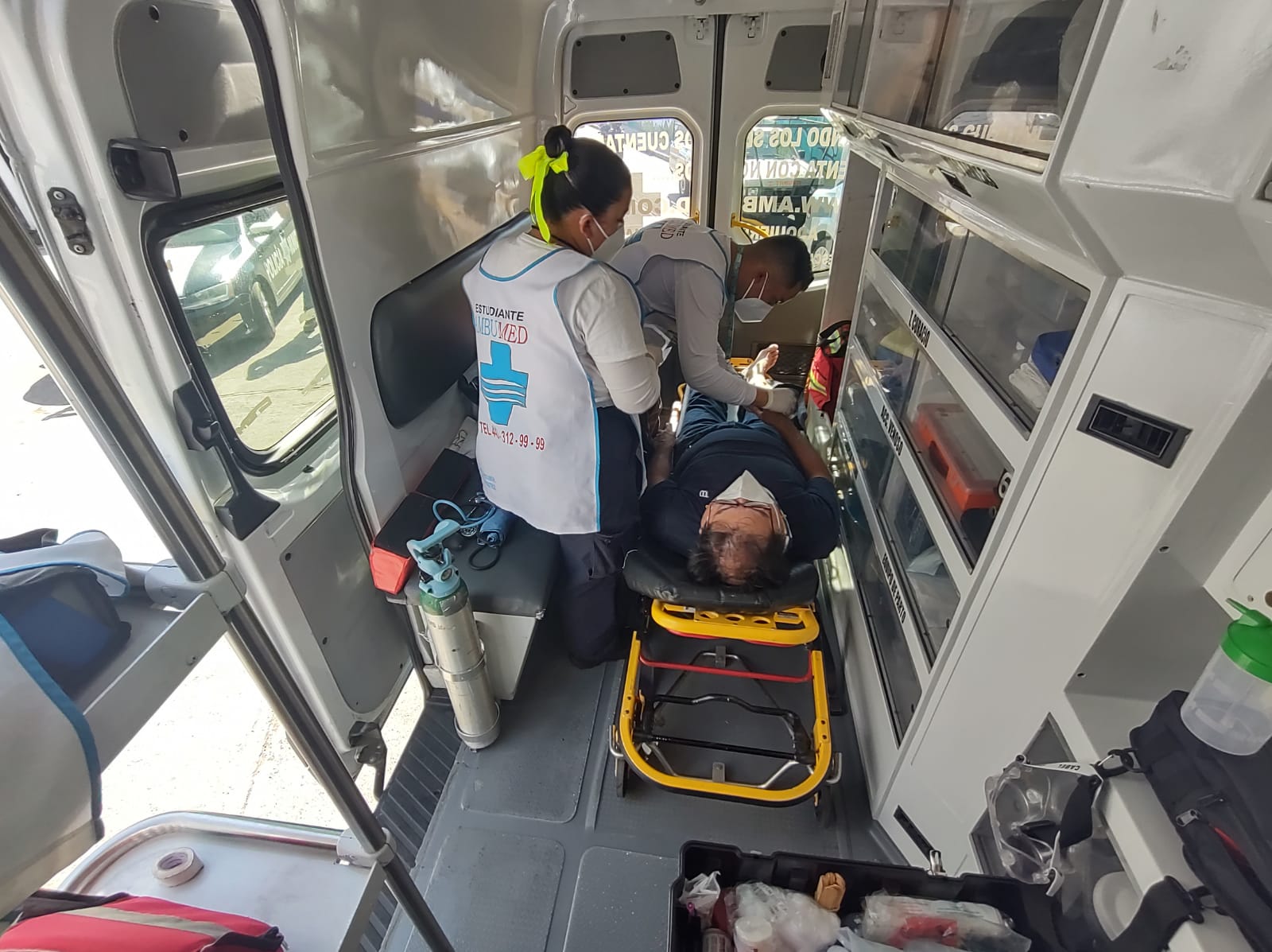 ¡Se salva de milagro! Motociclista derrapa y queda bajo un tráiler